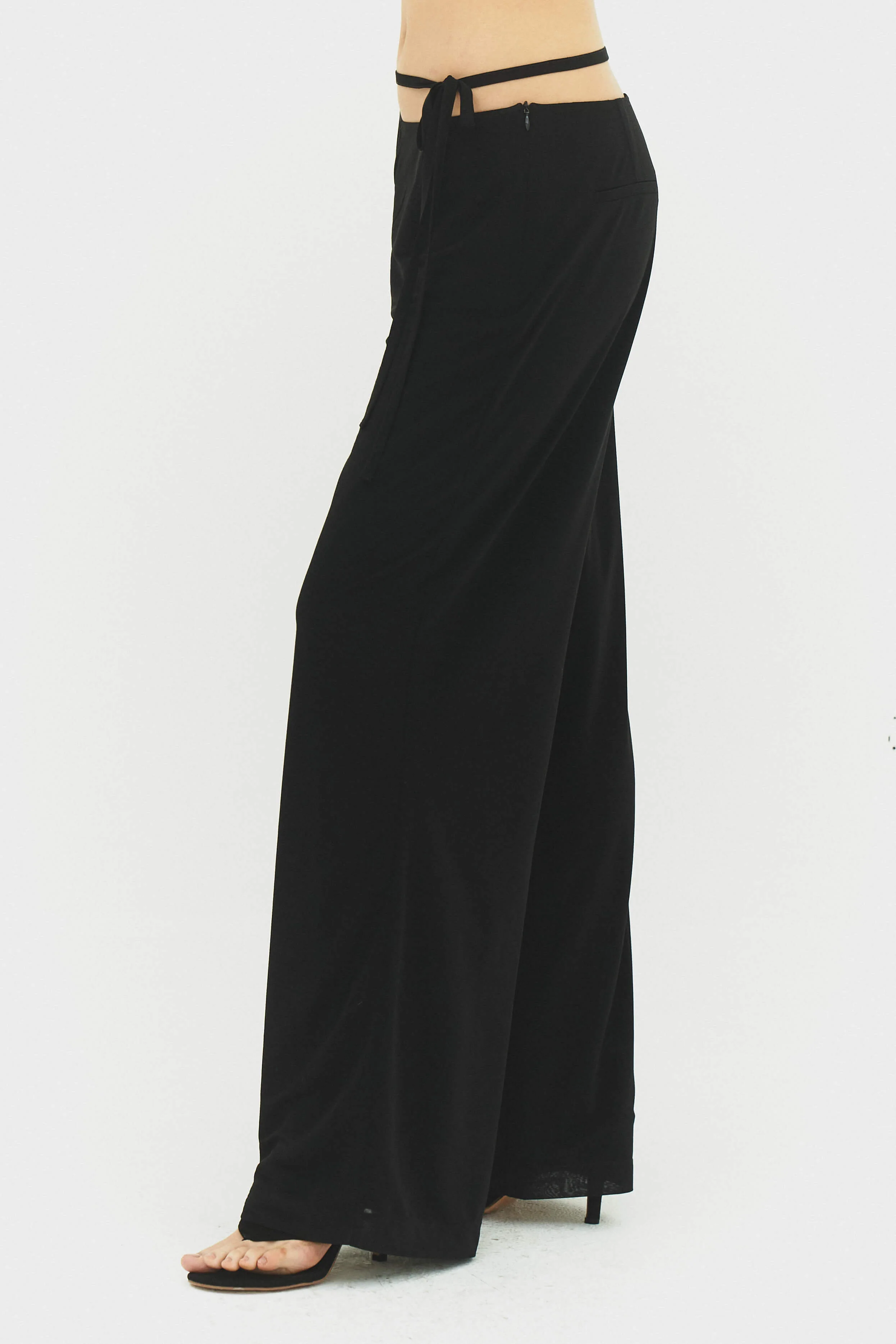 Emilia Pant - Image 5